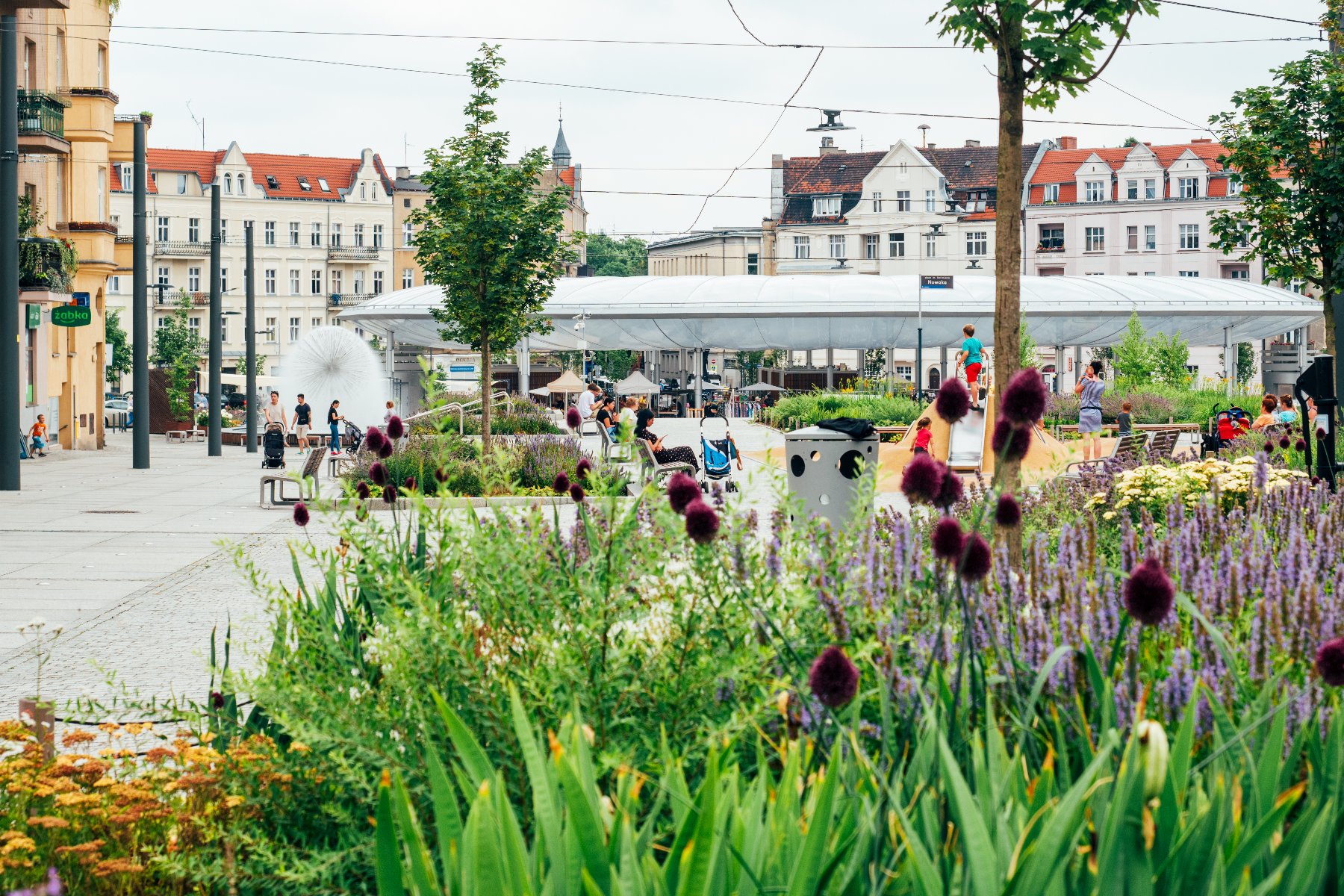 Galeria zdjęć przedstawia rynek Łazarski. - grafika rozmowy