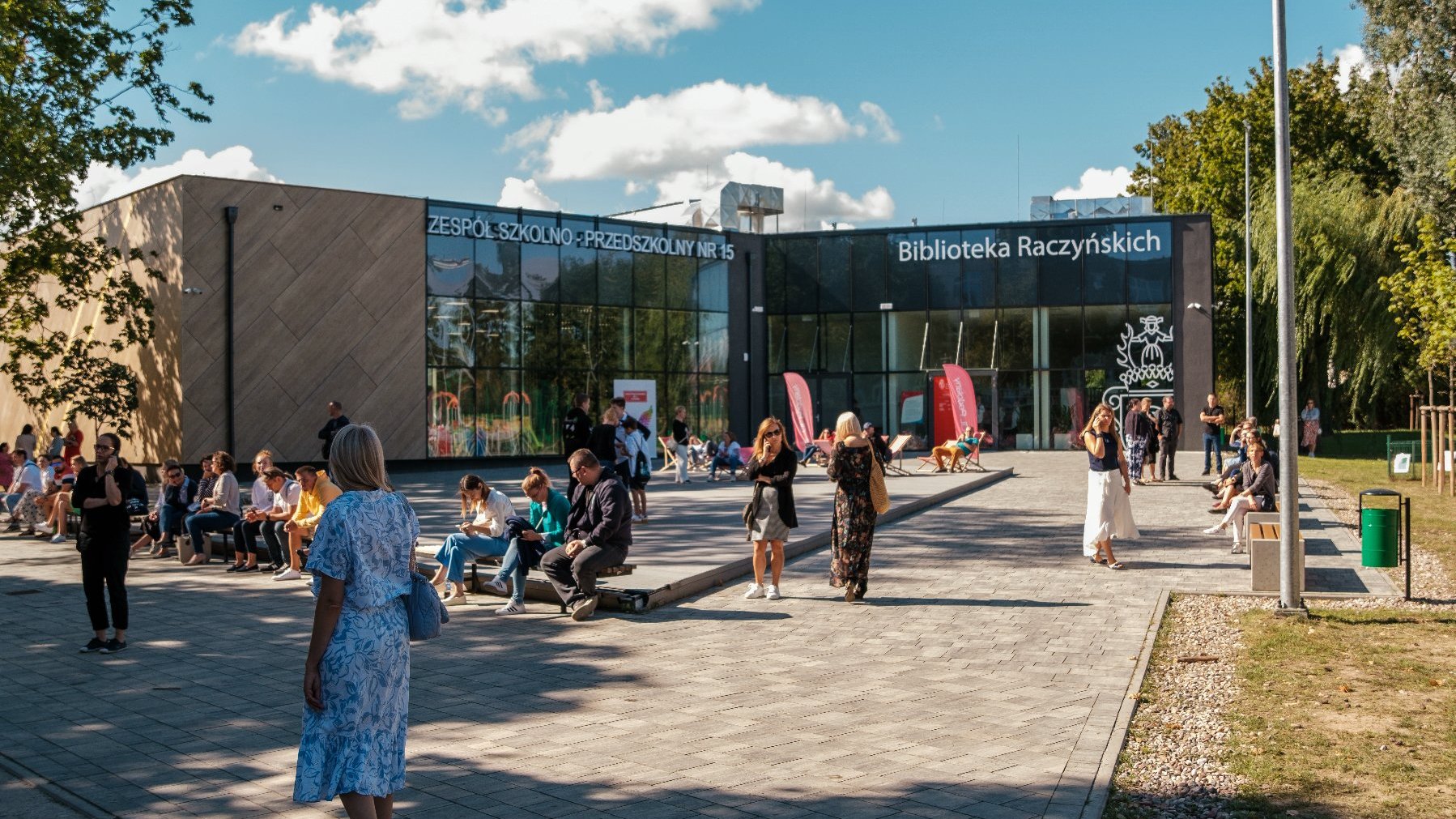 Na zdjęciu budynek sszkoły i biblioteki