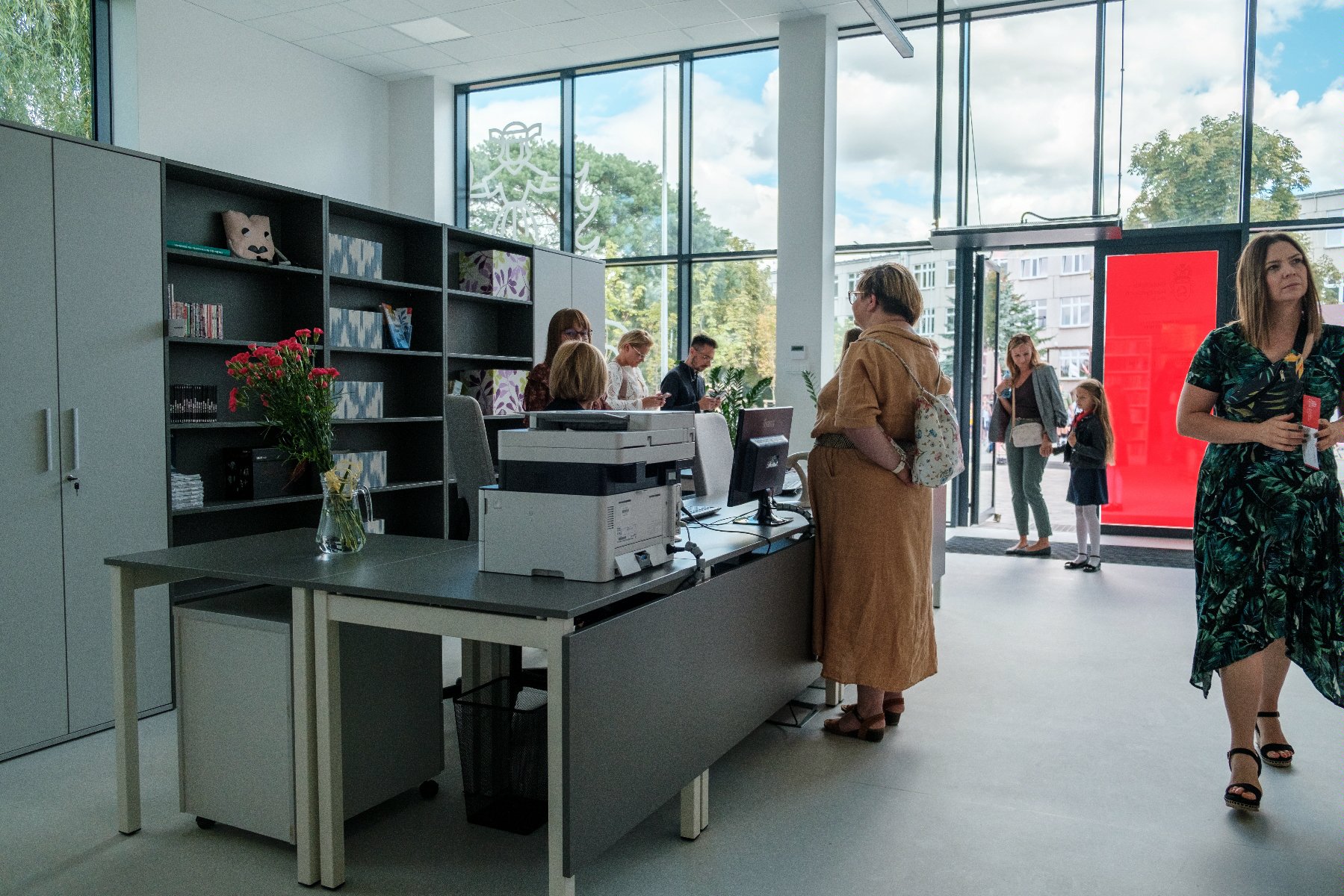 Na zdjęciu wnętrze biblioteki - grafika rozmowy