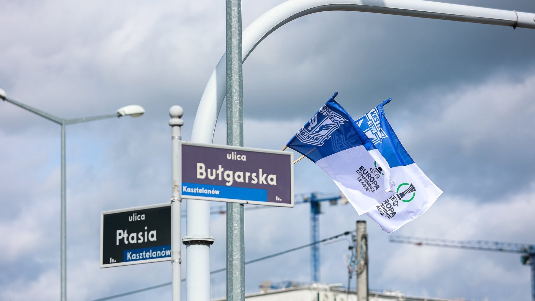 Niebiesko-białe flagi Lecha Poznań wiszące przy ulicach wokół stadionu miejskiego w Poznaniu