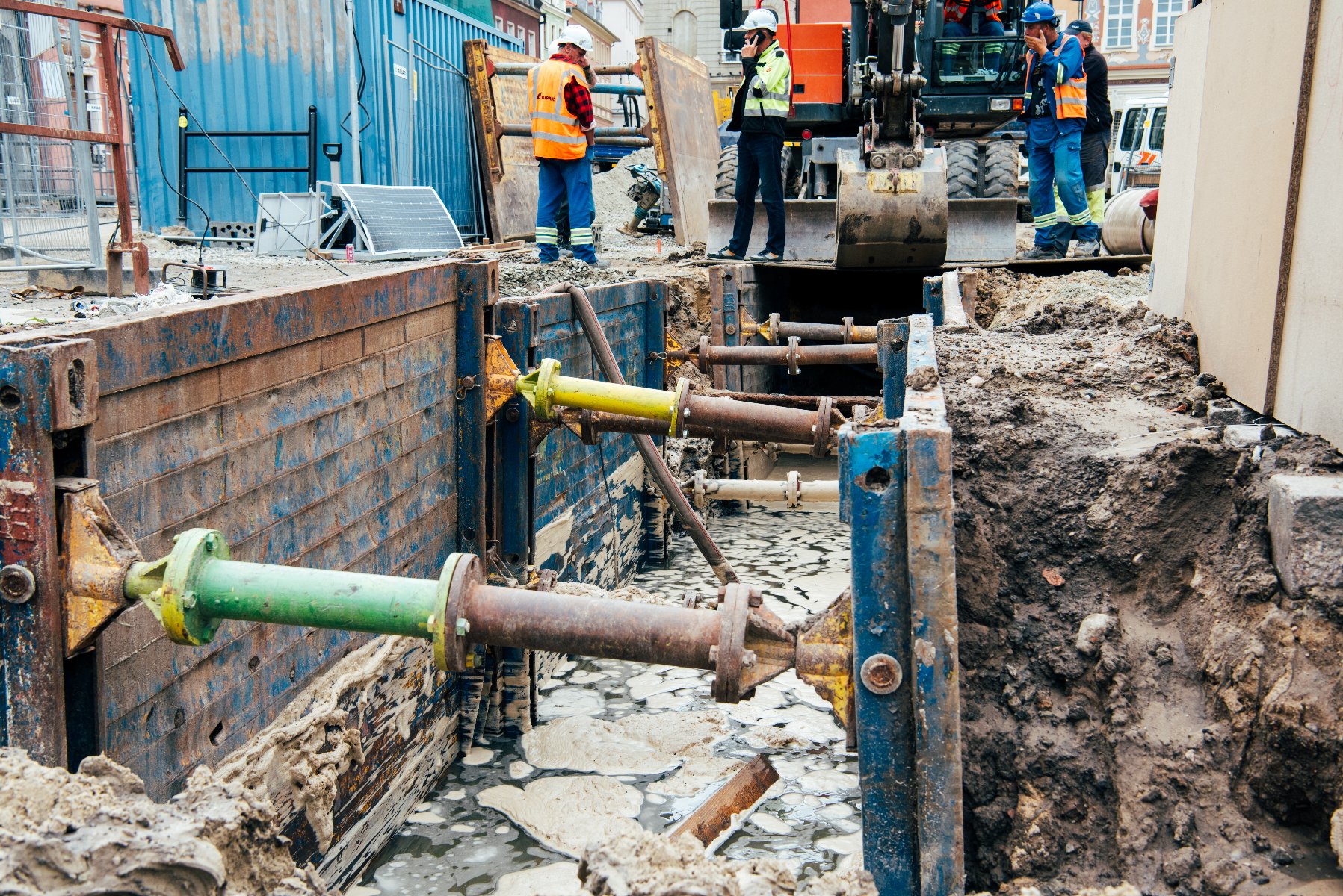 Infrastruktura pod płytą Starego Rynku jest w bardzo złym stanie, dlatego konieczna jest jej wymiana - grafika rozmowy