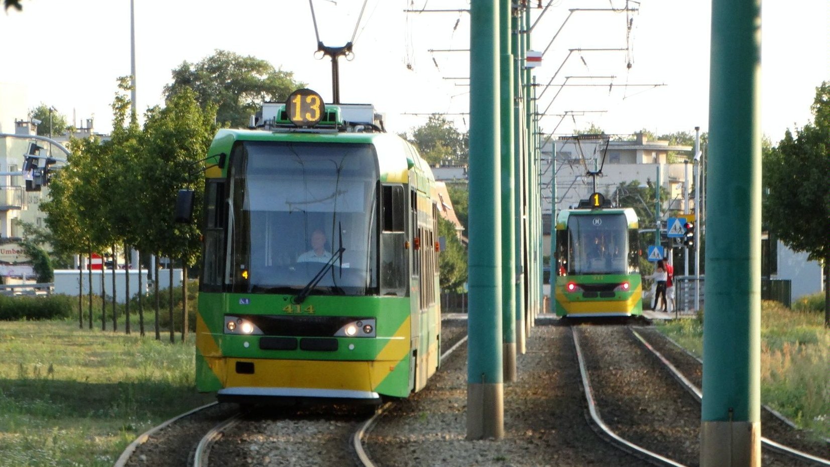 Na zdjęciu dwa tramwaje obok siebie, jadące w przeciwne strony