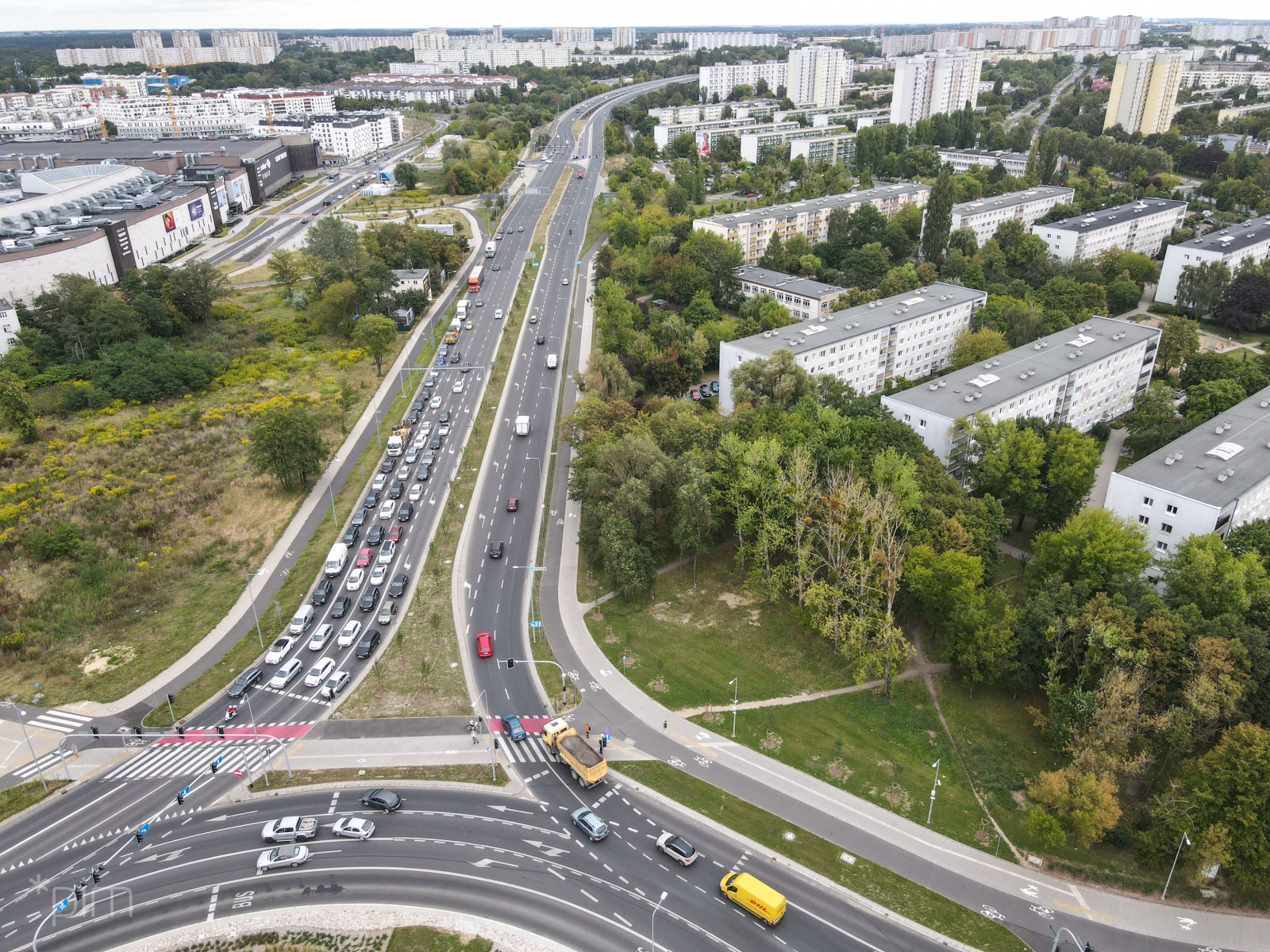 Galeria zdjęć przedstawia ul. B. Krzywoustego widzianą z lotu ptaka. - grafika rozmowy