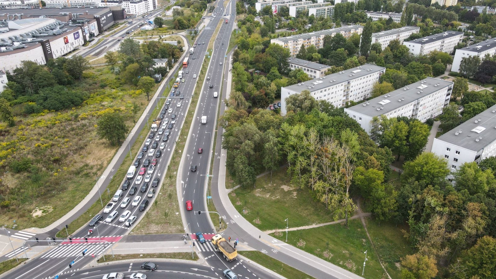 Galeria zdjęć przedstawia ul. B. Krzywoustego widzianą z lotu ptaka.