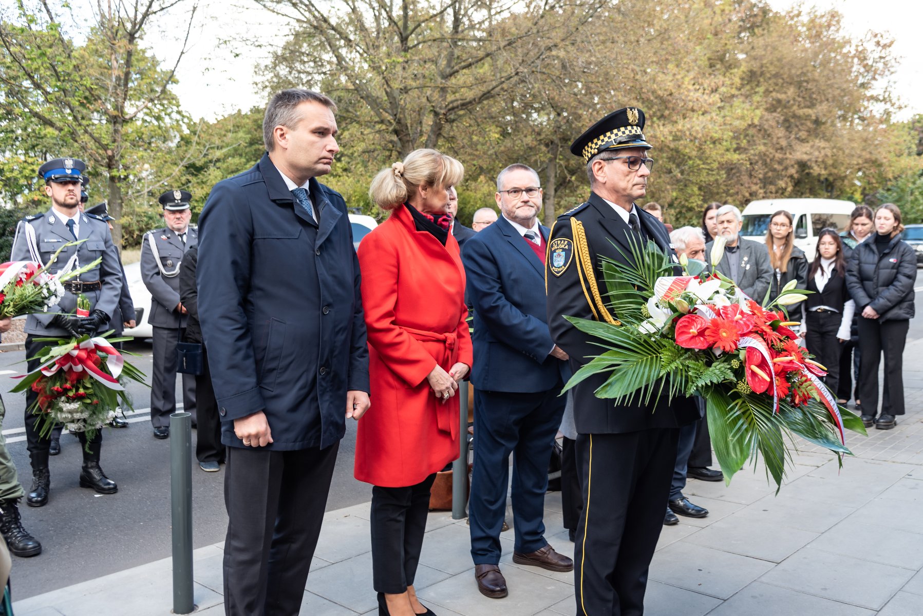 Galeria zdjęć przedstawia obchody Dnia Hołdu i Pamięci Ofiar Reżimu Komunistycznego. - grafika rozmowy