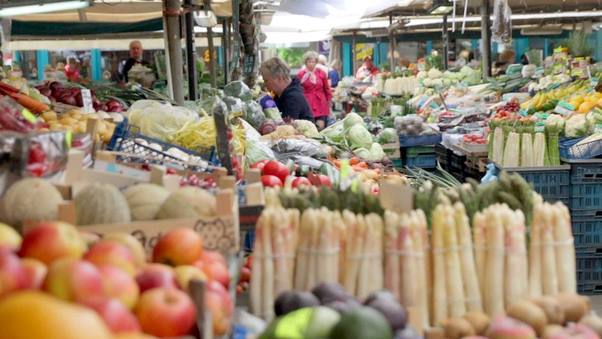 Na zdjęciu stoiska z jedzeniem, w tle widać ludzi