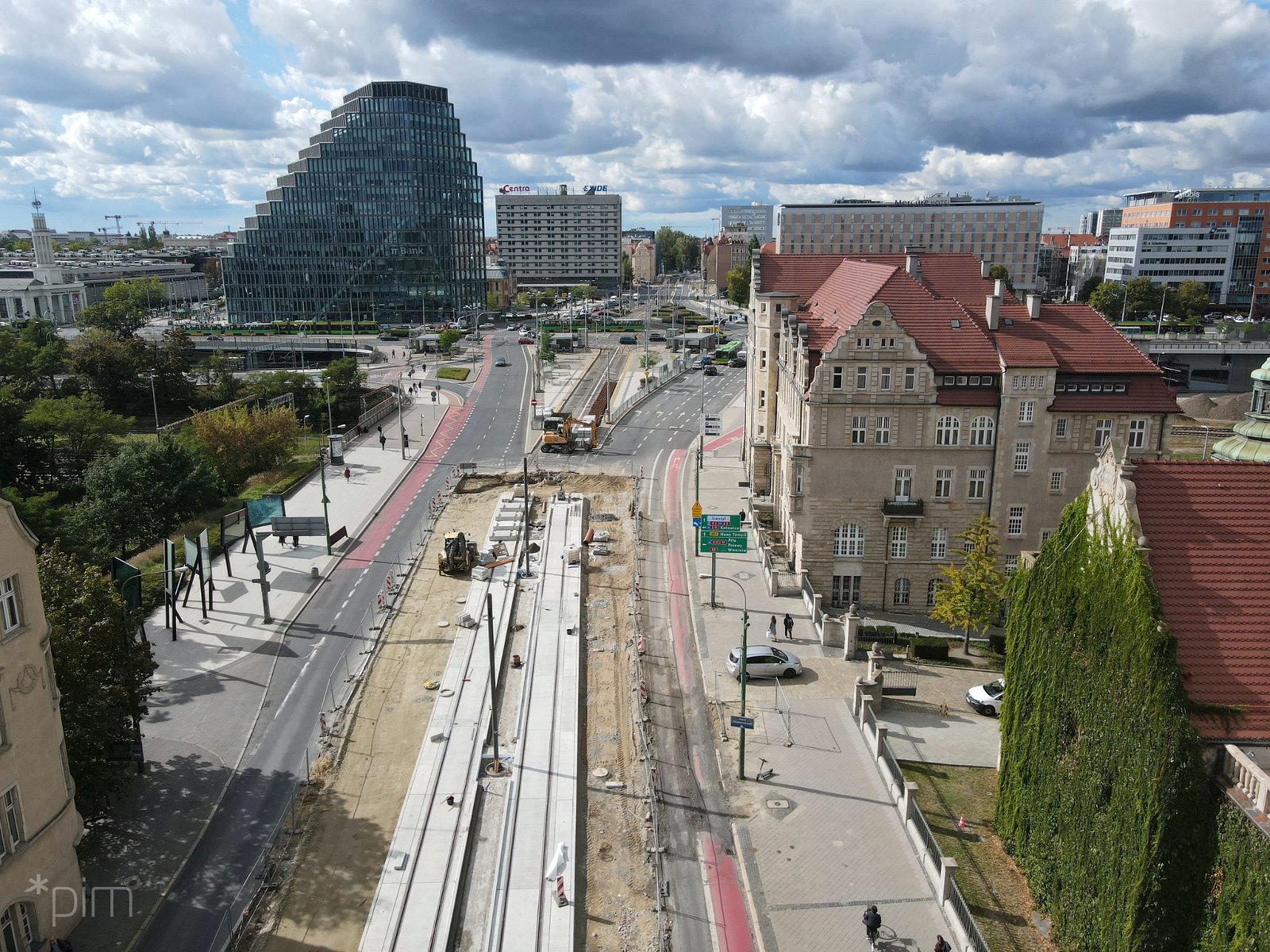 Galeria zdjęć przedstawia roboty budowlane w centrum Poznania widziane z lotu ptaka. - grafika rozmowy