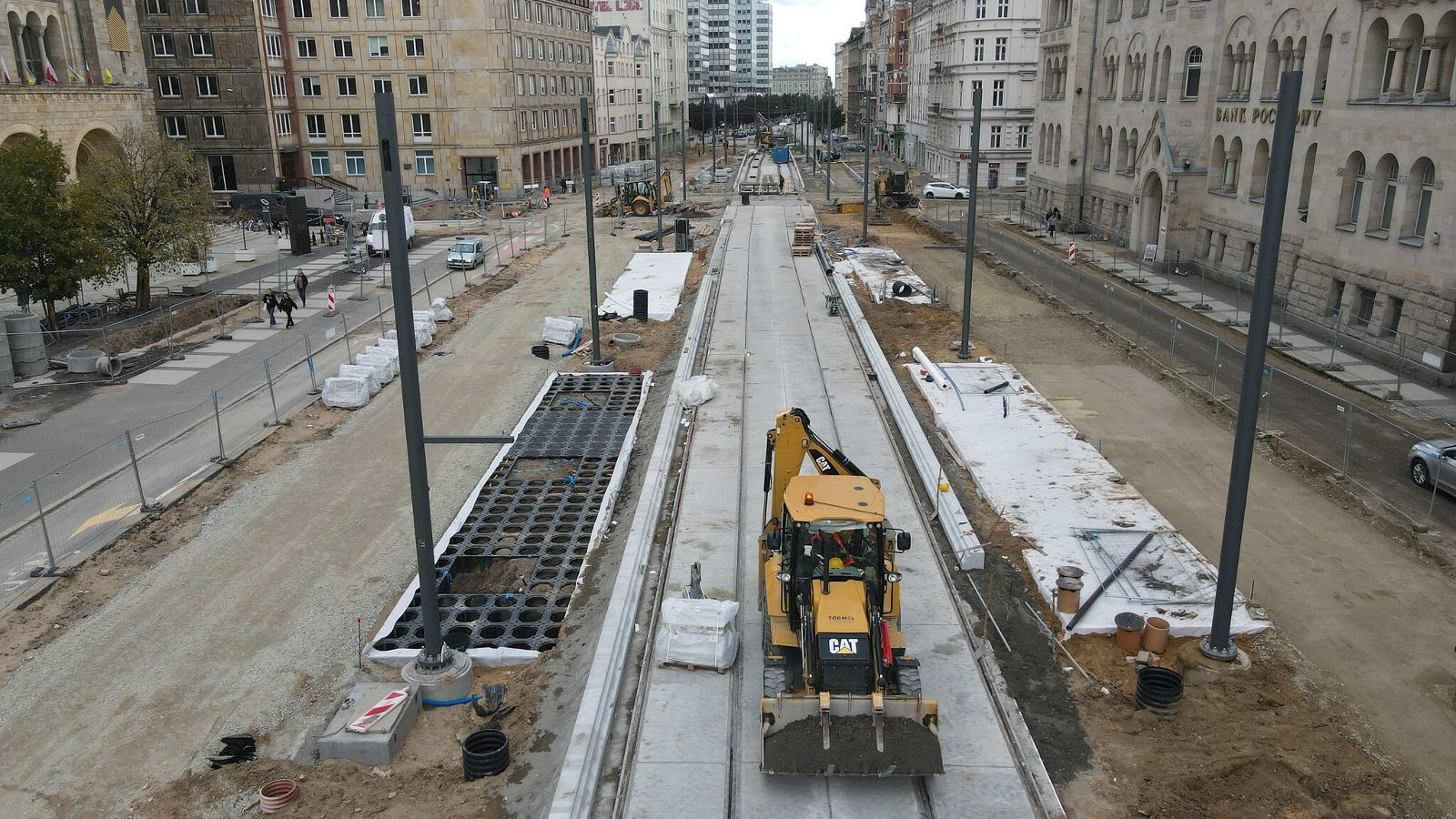 Galeria zdjęć przedstawia roboty budowlane w centrum Poznania widziane z lotu ptaka.