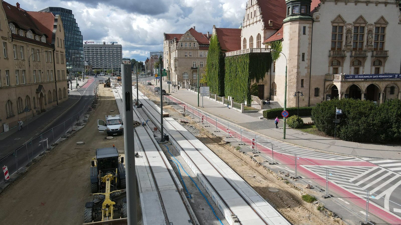 Galeria zdjęć przedstawia roboty budowlane w centrum Poznania widziane z lotu ptaka.