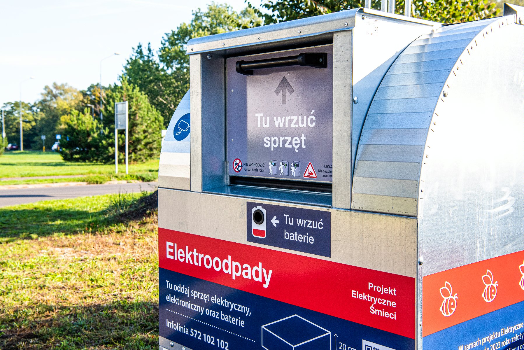 Galeria zdjęć przedstawiająca pojemnik na sprzęt elektroniczny z różnych stron. Pojamnik jest szaro-niebieski z czerwonym paskiem. - grafika rozmowy