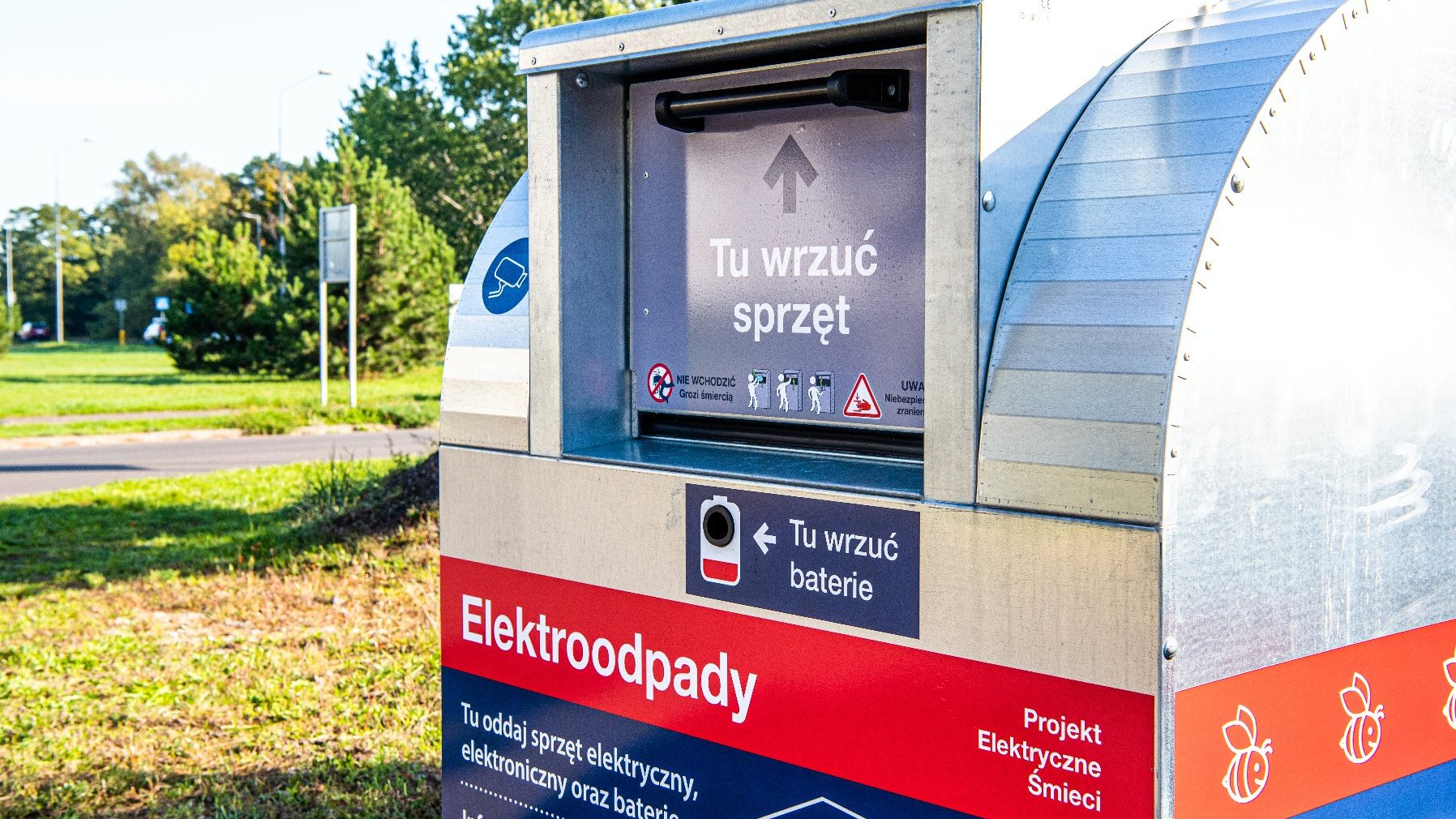 Galeria zdjęć przedstawiająca pojemnik na sprzęt elektroniczny z różnych stron. Pojamnik jest szaro-niebieski z czerwonym paskiem.