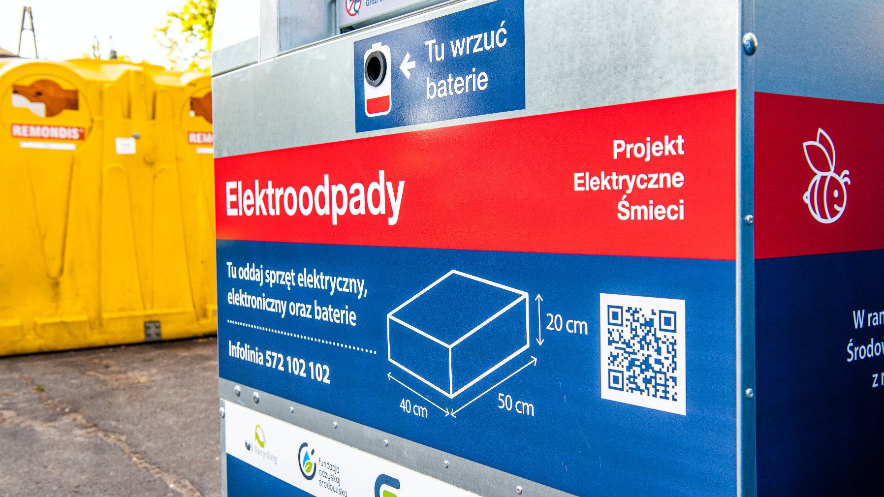 Galeria zdjęć przedstawiająca pojemnik na sprzęt elektroniczny z różnych stron. Pojamnik jest szaro-niebieski z czerwonym paskiem.