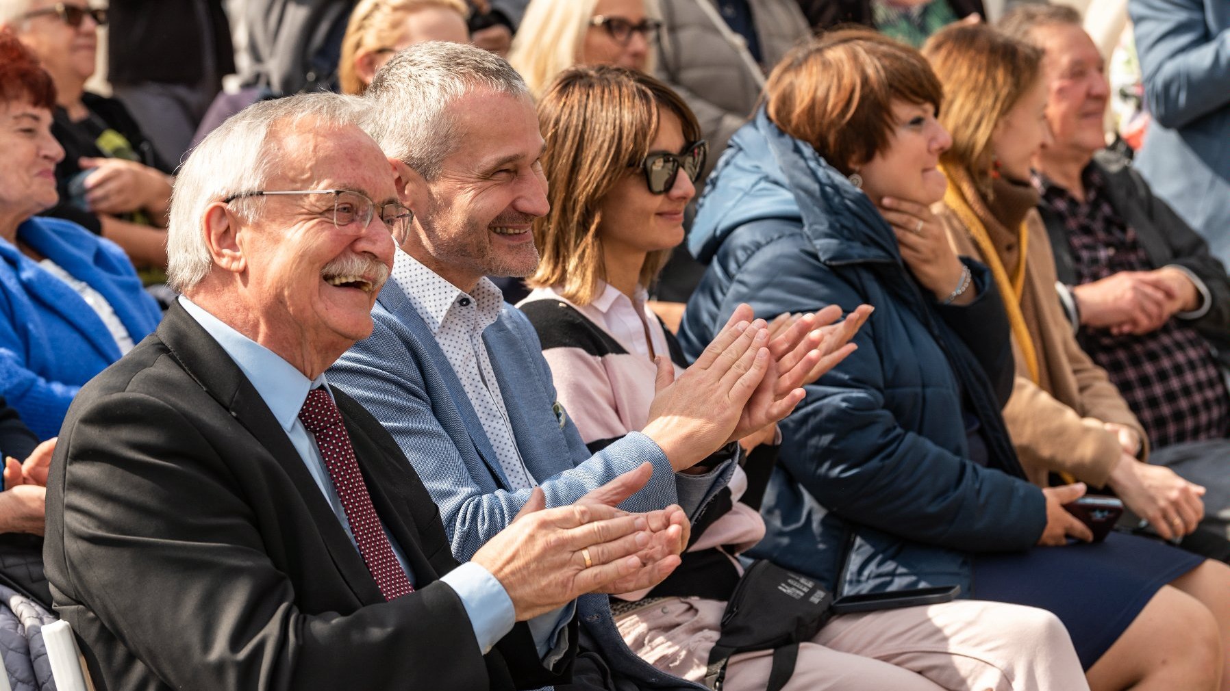 Galeria zdjęć przedstawia inaugurację "Senioralnych" na pl. Wolności.