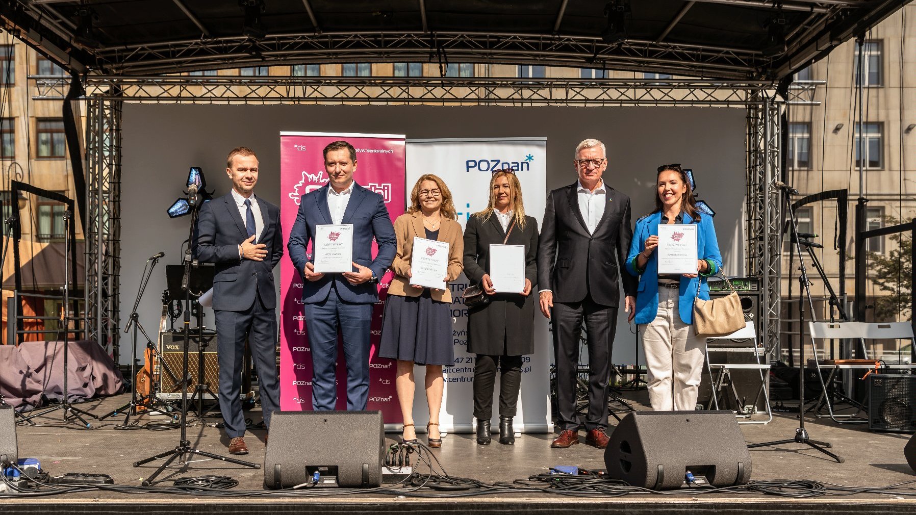 Galeria zdjęć przedstawia inaugurację "Senioralnych" na pl. Wolności.