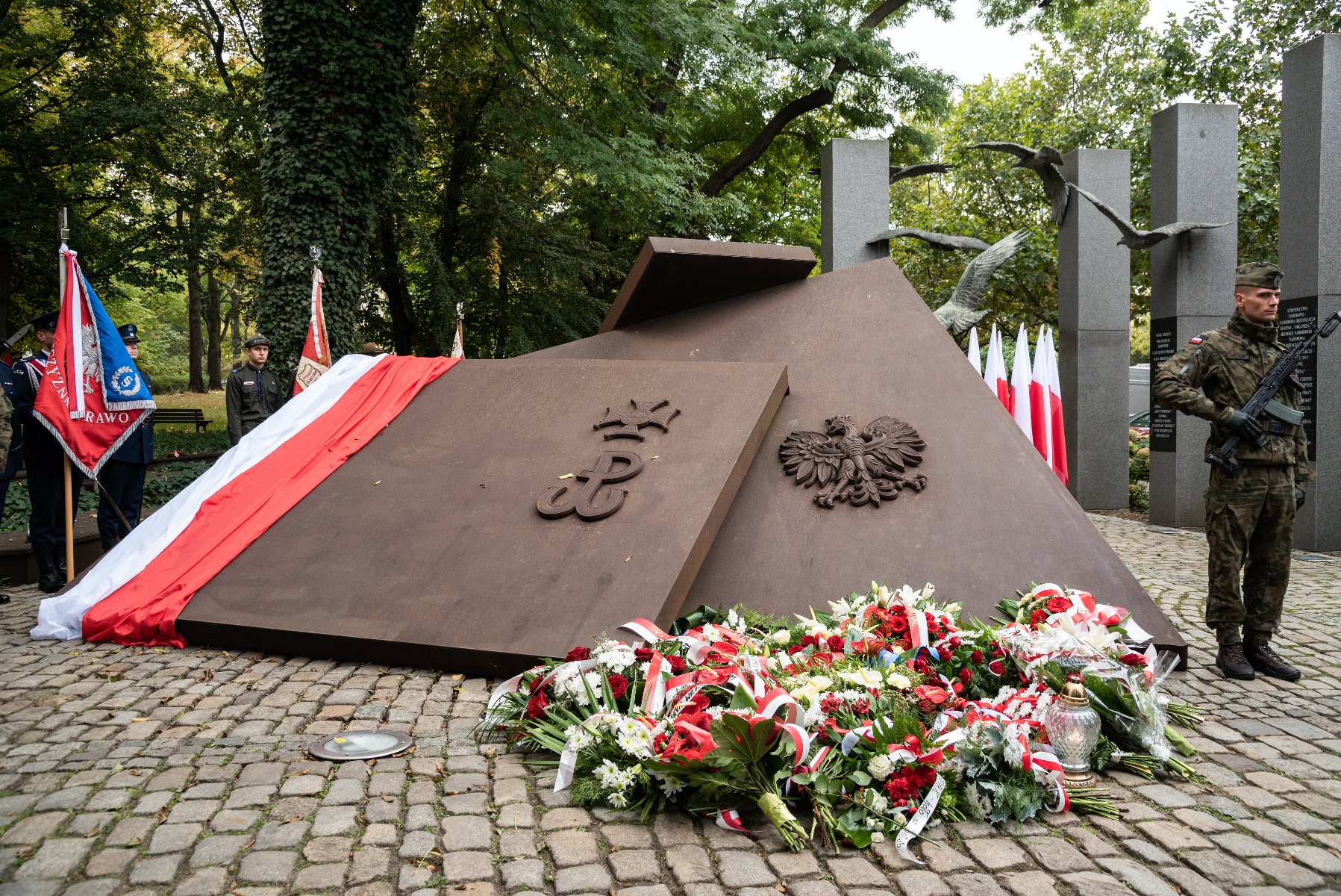 Galeria zdjęć przedstawia poznańskie obchody 83. rocznicy powstania Polskiego Państwa Podziemnego. - grafika rozmowy