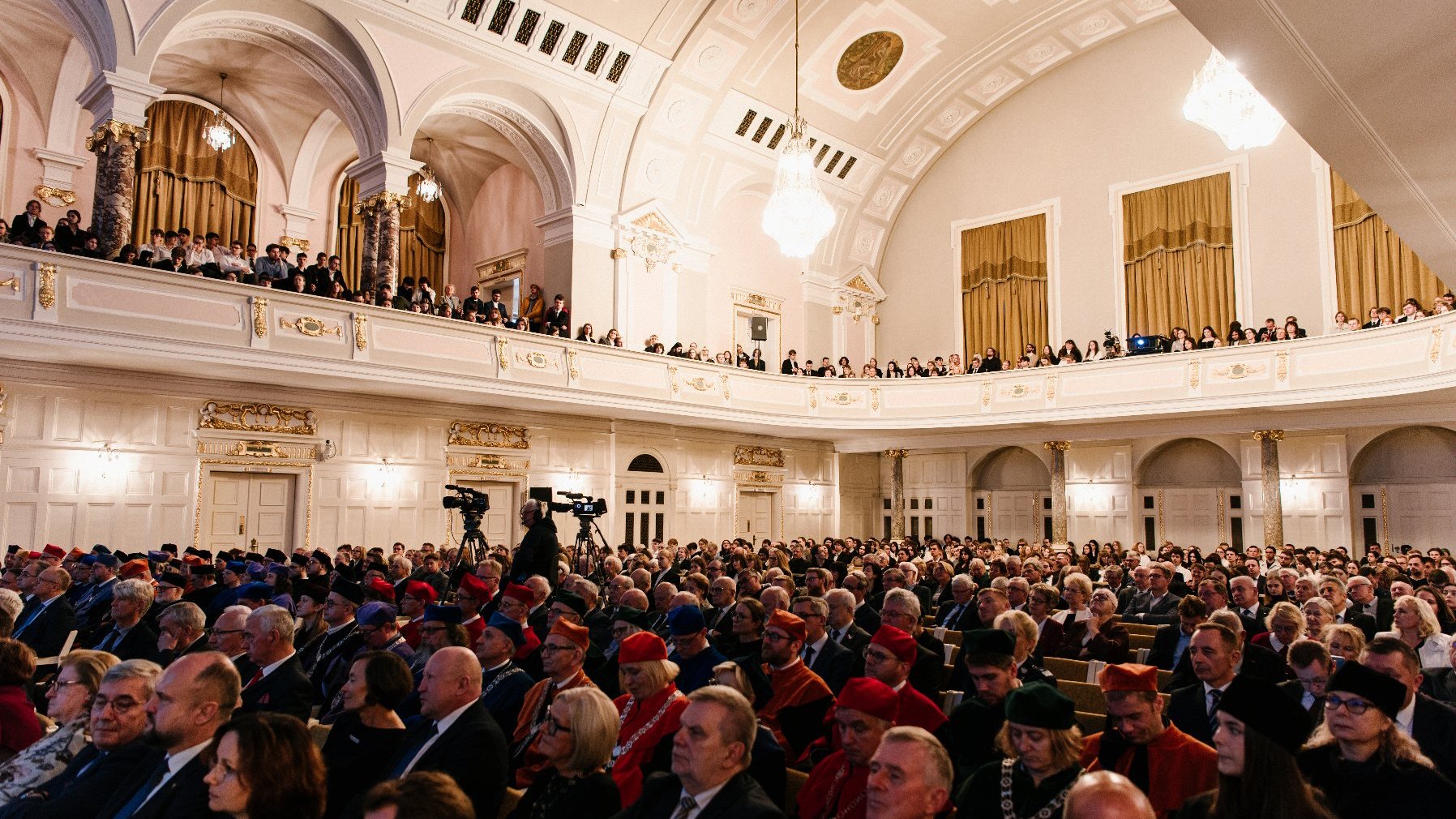 Na zdjęciu wnętrze auli UAM podczas inauguracji, widać uczestników wydarzenia