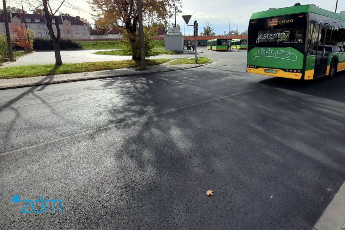 Nowa nawierzchnia na ul. Zgoda i autobus skręcający na pętlę - grafika rozmowy