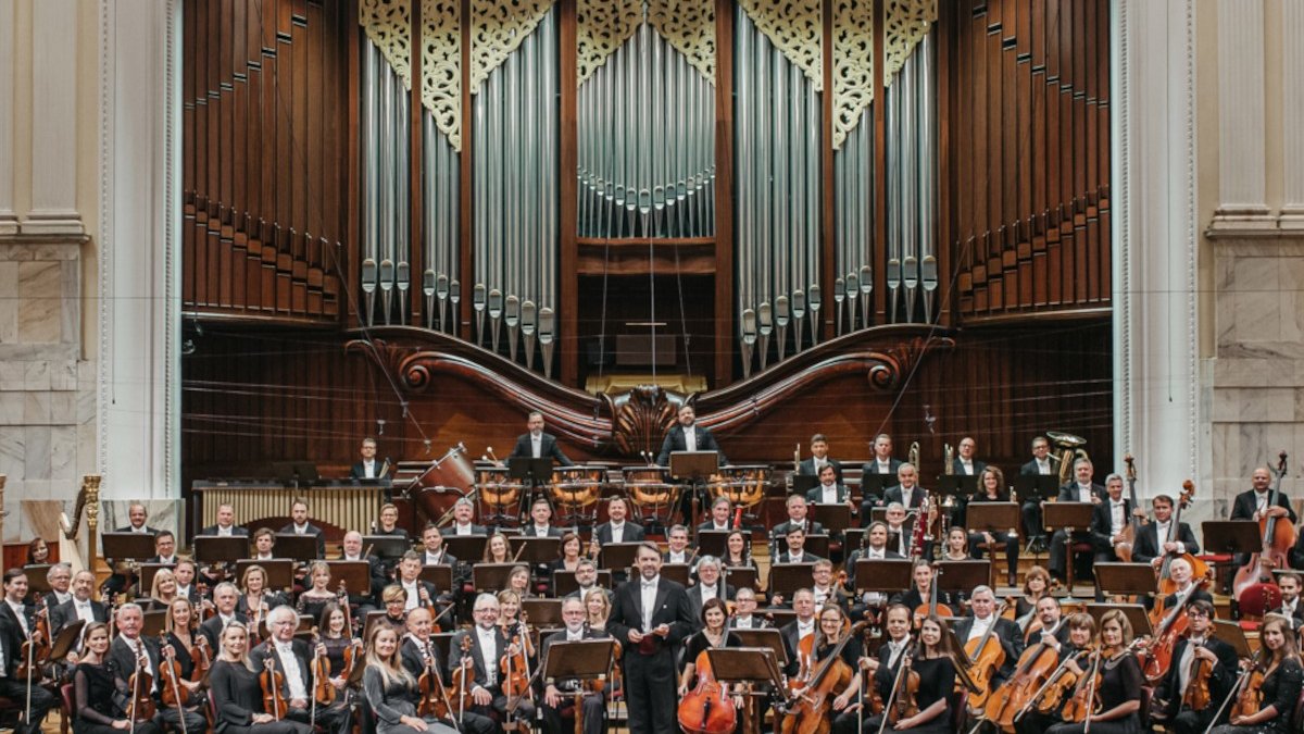 Na zdjęciu orkiestra skrzypcowa na scenie