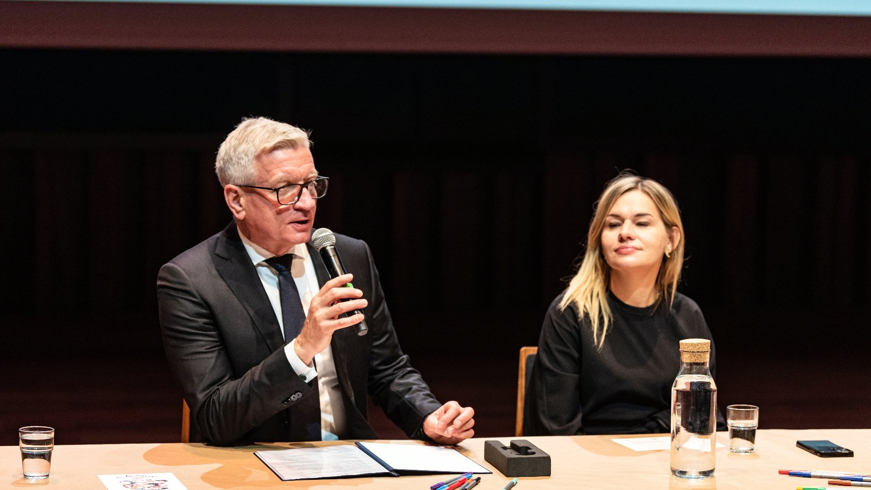 Na zdjęciu Jacek Jaśkowiak, trzyma w ręku mikrofon, obok Małgorzata Kempa, dyrektorka Estrady Poznańskiej