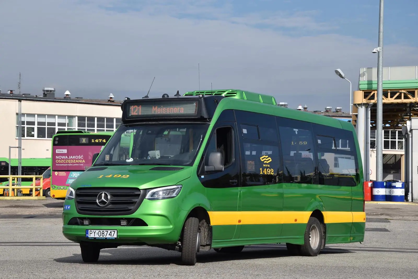 Zielony minibus który będzie jeździł na linii 121 - grafika rozmowy