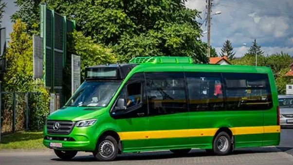 Zielony minibus który będzie jeździł na linii 121