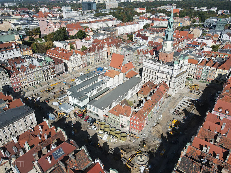 Widok na Stary Rynek w czasie przebudowy z lotu ptaka - grafika rozmowy