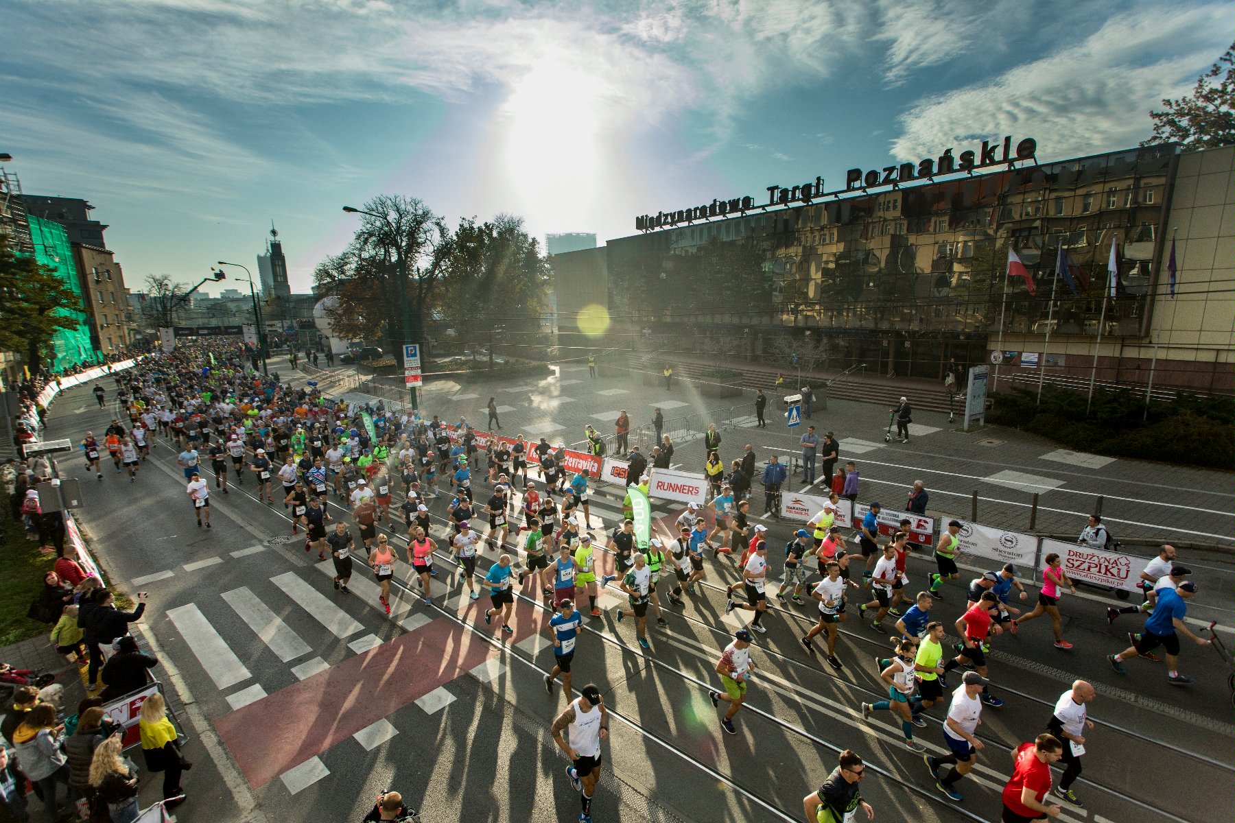 Widok z lotu ptaka na start poprzedniej edycji maratonu - grafika rozmowy