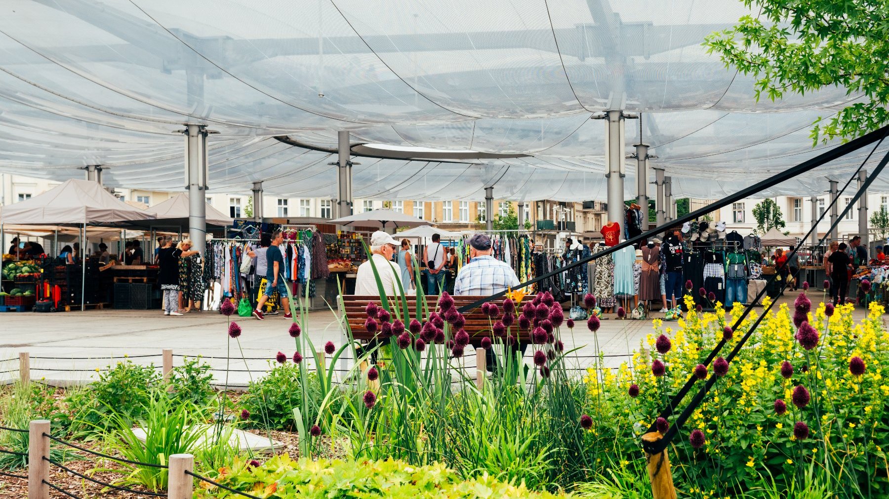 Galeria zdjęć przedstawia przestrzeń rynku Łazarskiego.