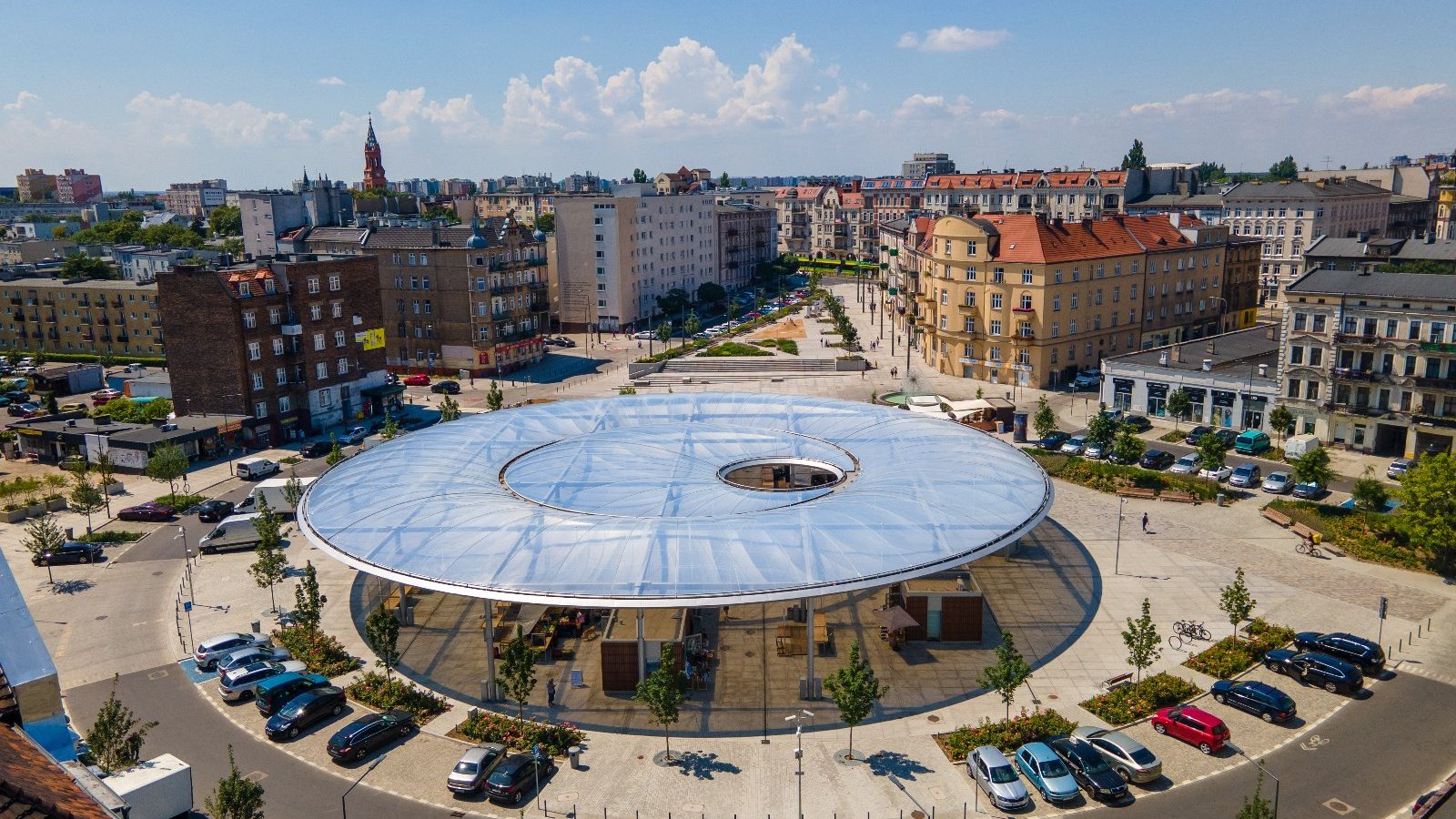 Galeria zdjęć przedstawia przestrzeń rynku Łazarskiego.