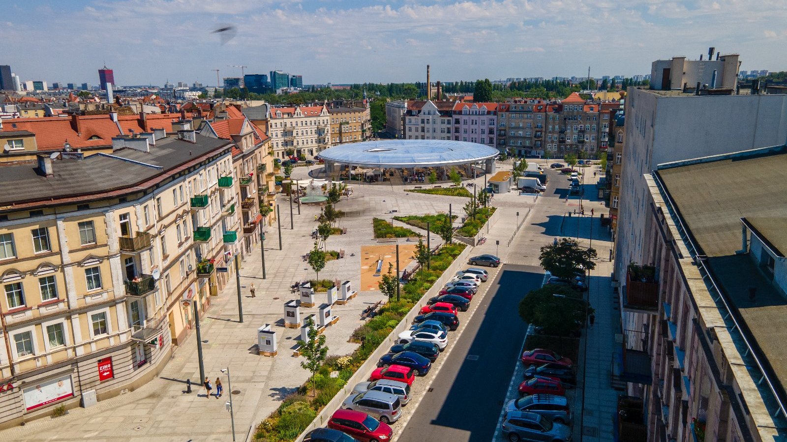 Galeria zdjęć przedstawia przestrzeń rynku Łazarskiego.