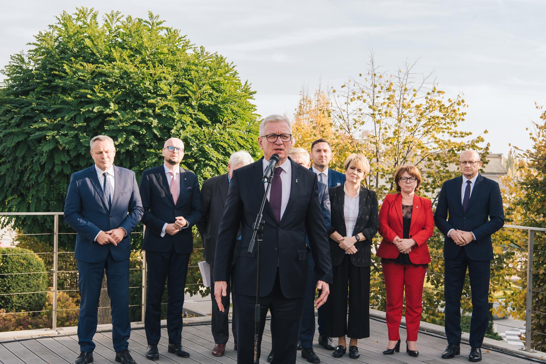 Samorządowcy na terenie MTP, w centrum Jacek Jaśkowiak, prezydent Poznania, przy mikrofonie - grafika rozmowy