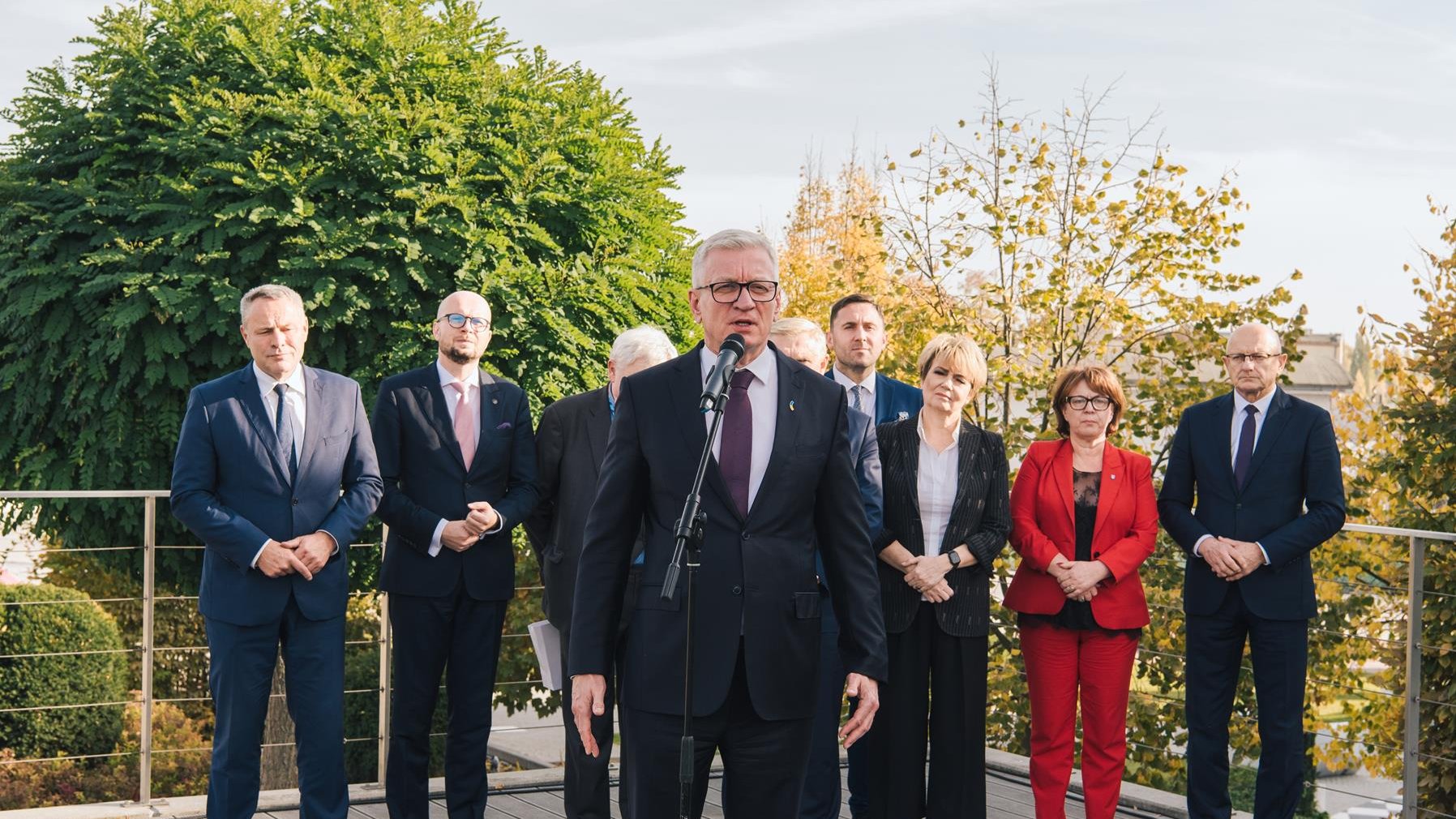 Samorządowcy na terenie MTP, w centrum Jacek Jaśkowiak, prezydent Poznania, przy mikrofonie