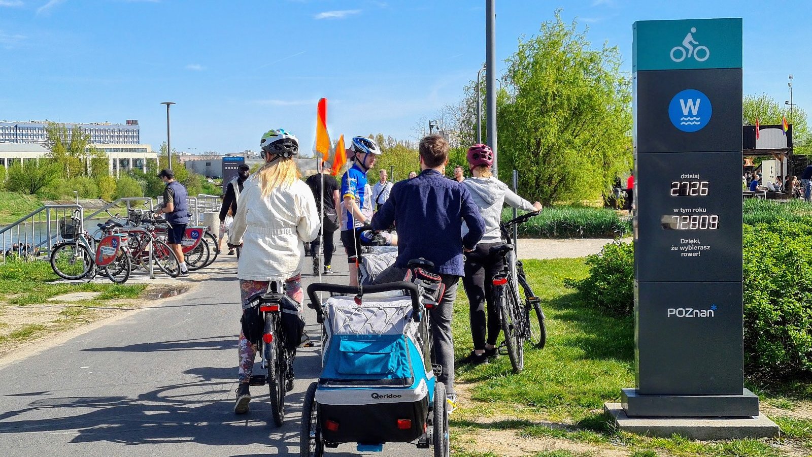 Rowerzyści przy liczniku rowerowym na Wartostradzie