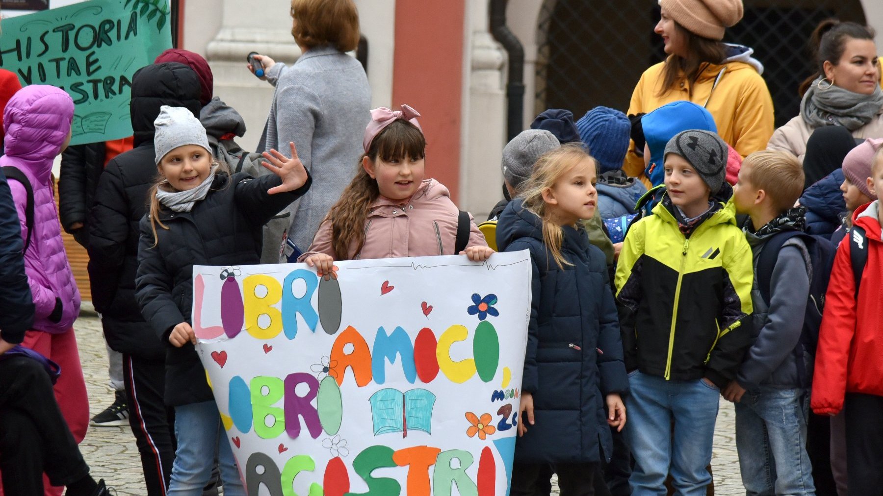 Na zdjęciu dzieci trzymające plakaty w rękach