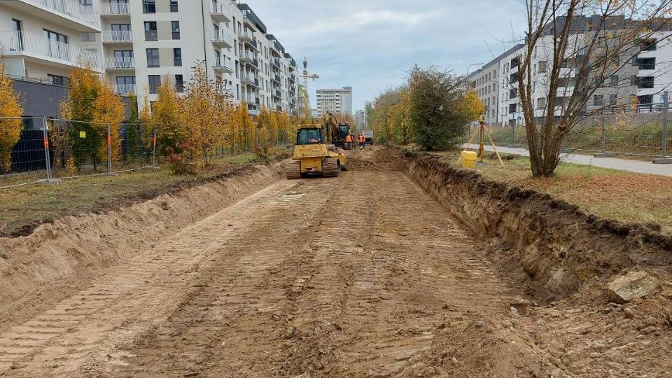 Na zdjęciu trasa kórnicka, torowisko już całkowicie zdemontowane, w tle maszyny