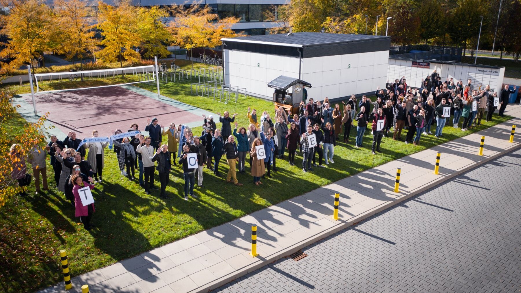 Galeria zdjęć przedstawia napis "Together", który stworzyli pracownicy Business Garden