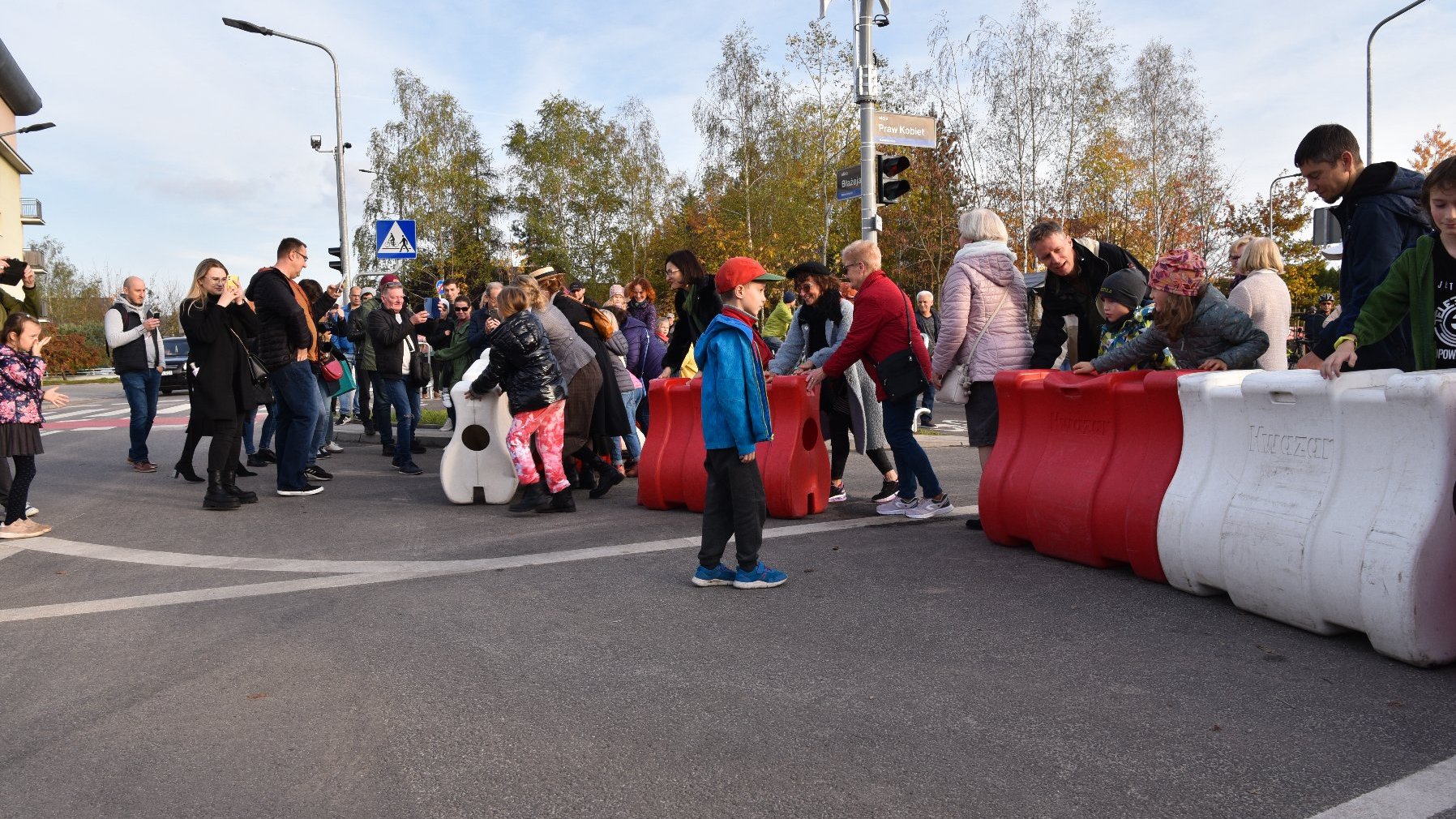 Galeria zdjęć przedstawia uroczystości związane z otwarciem alei: tańczenie poloneza, przemowy, występy oraz odsunięcie barykad