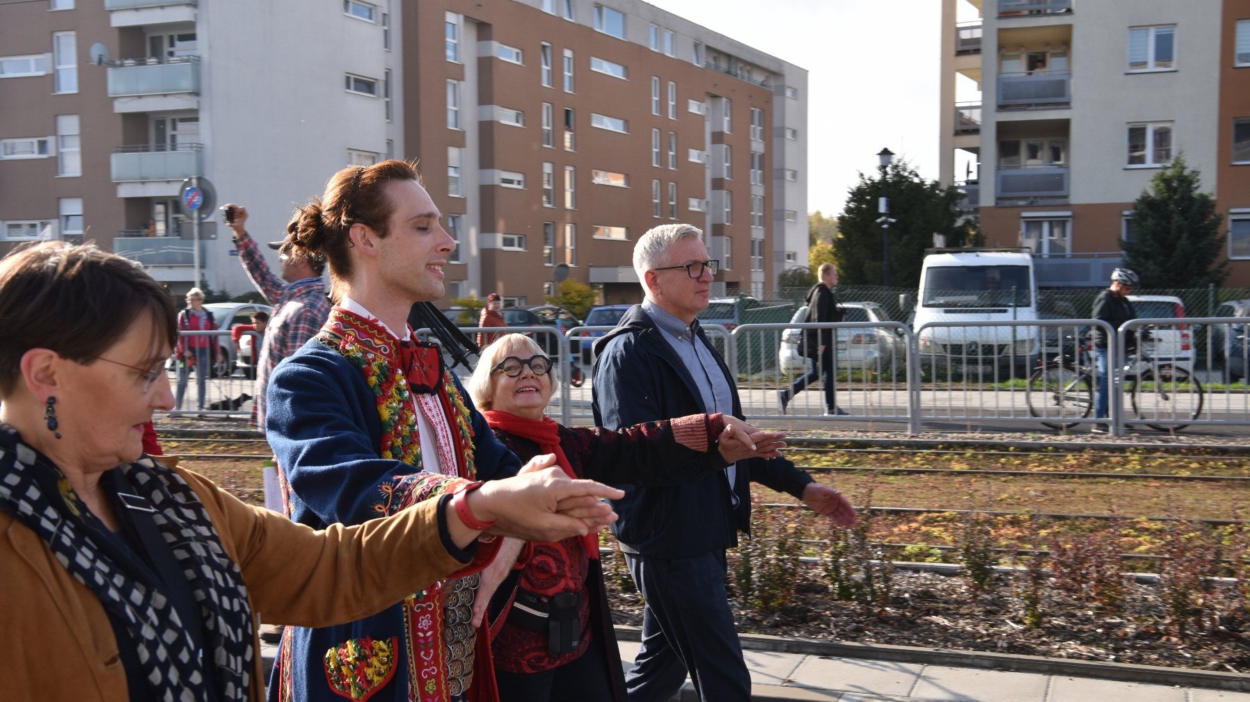 Galeria zdjęć przedstawia uroczystości związane z otwarciem alei: tańczenie poloneza, przemowy, występy oraz odsunięcie barykad