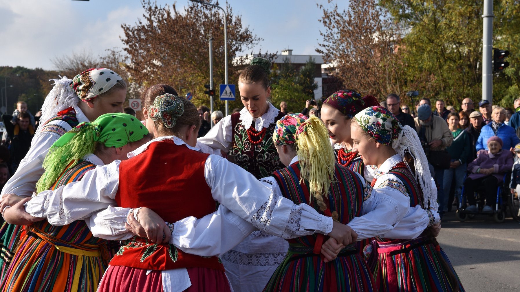 Galeria zdjęć przedstawia uroczystości związane z otwarciem alei: tańczenie poloneza, przemowy, występy oraz odsunięcie barykad