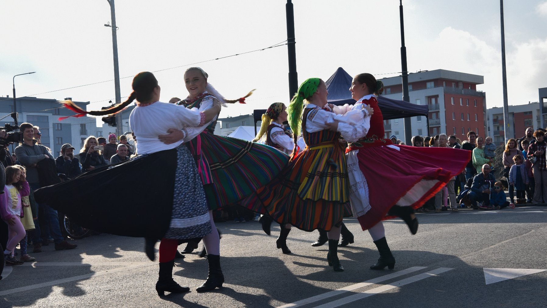 Galeria zdjęć przedstawia uroczystości związane z otwarciem alei: tańczenie poloneza, przemowy, występy oraz odsunięcie barykad