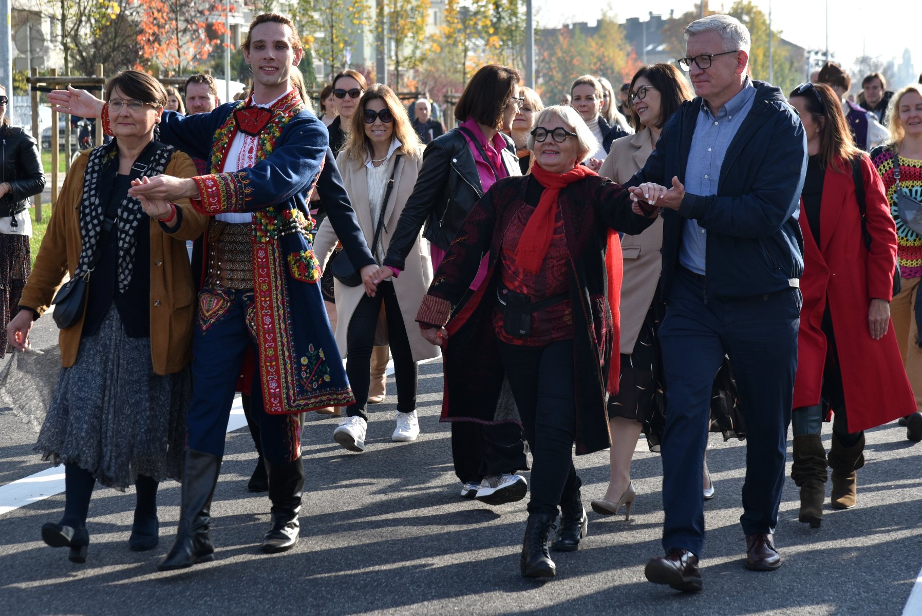 Galeria zdjęć przedstawia uroczystości związane z otwarciem alei: tańczenie poloneza, przemowy, występy oraz odsunięcie barykad - grafika rozmowy