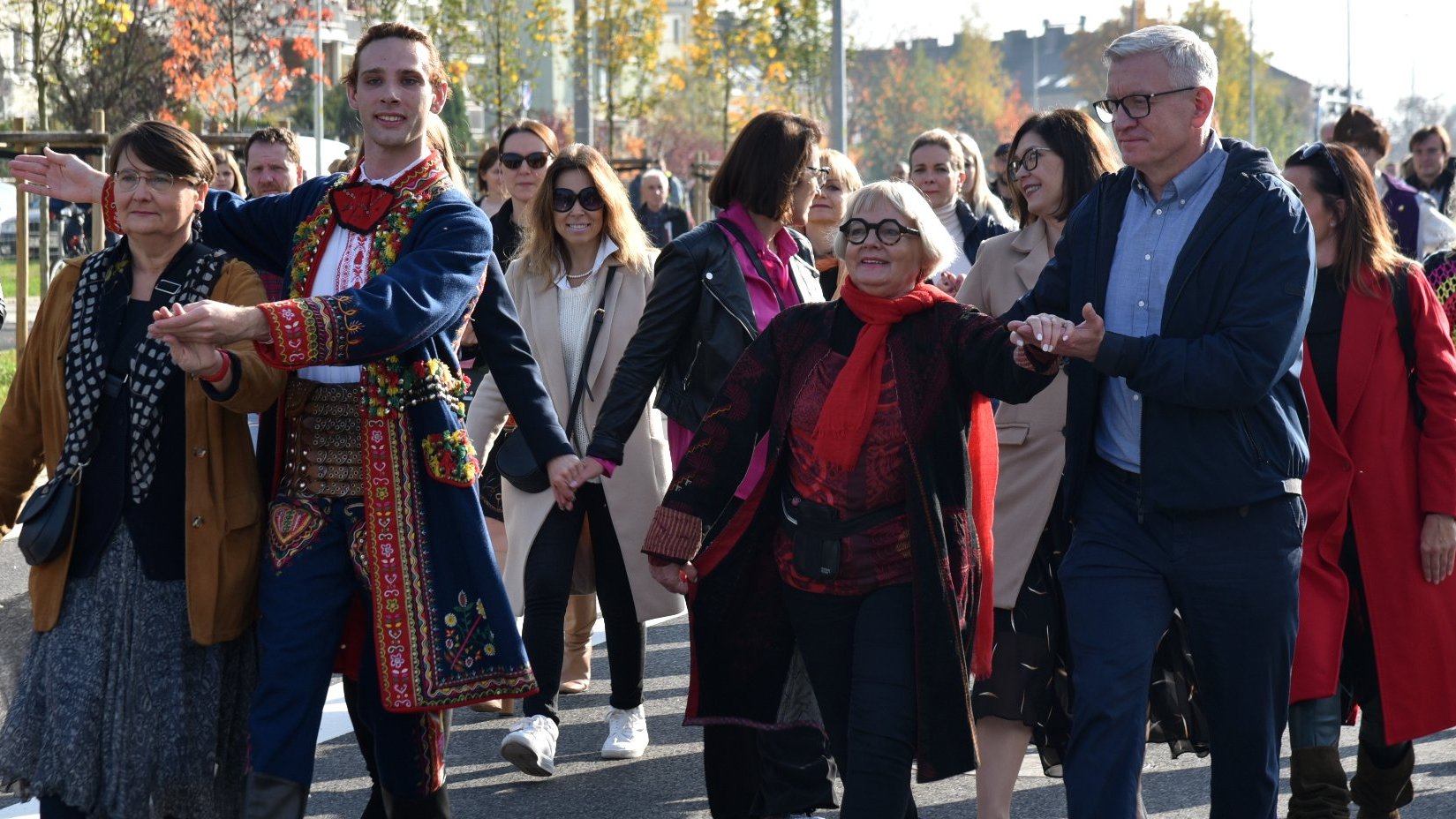 Galeria zdjęć przedstawia uroczystości związane z otwarciem alei: tańczenie poloneza, przemowy, występy oraz odsunięcie barykad