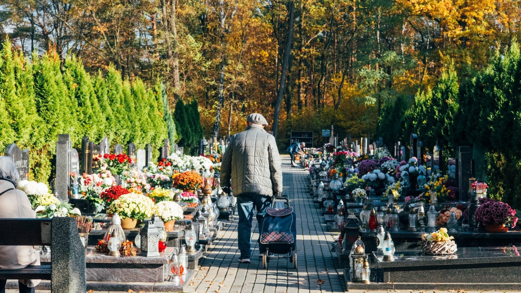 Zdjęcie starszej osoby na cmentarzu