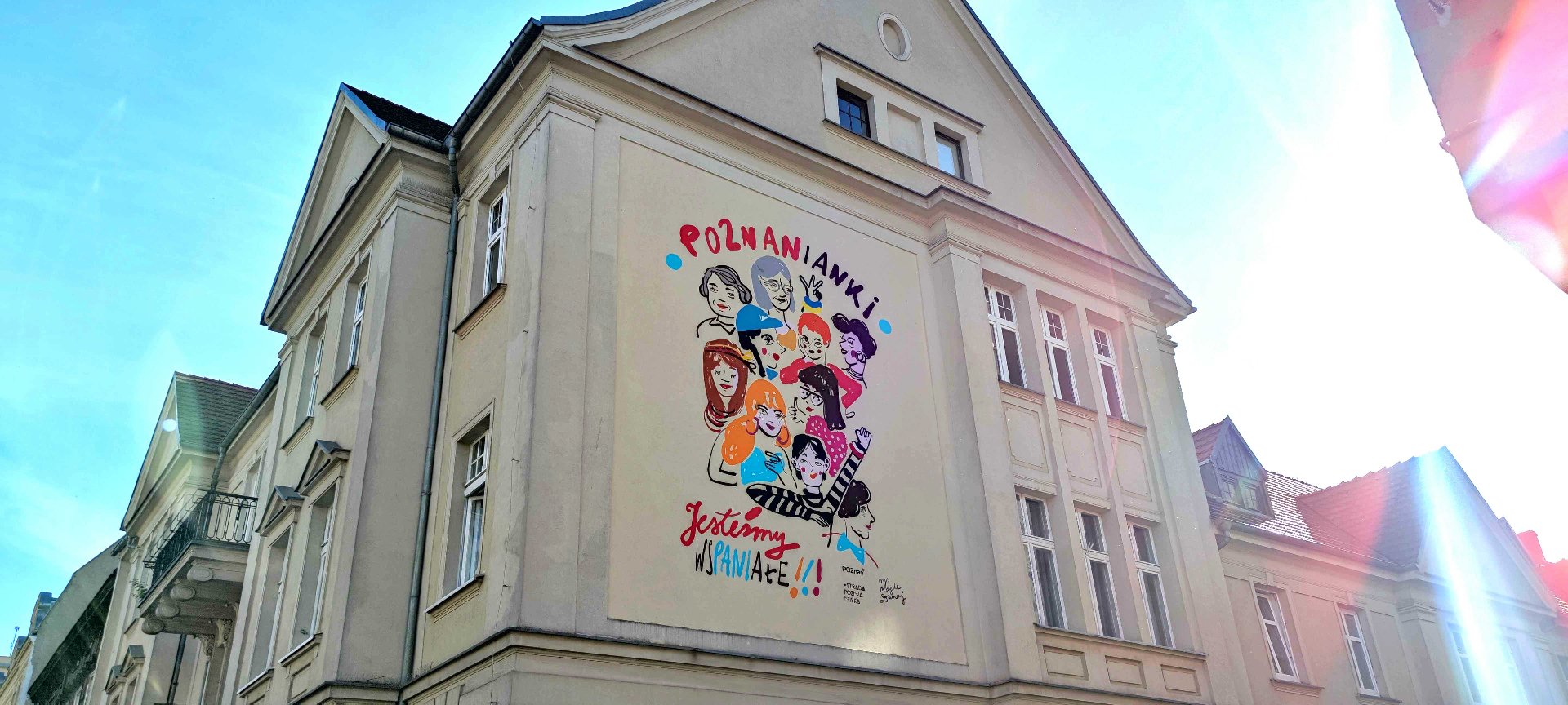 Na zdjęciu kolorowy mural przedstawiający rysunki kobiet w różnym wieku - grafika rozmowy