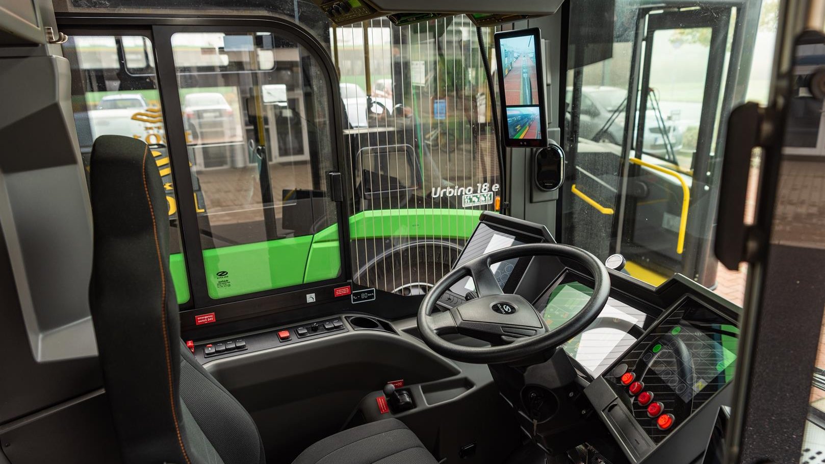 Na zdjęciu wnętrze autobusu wodorowego, kabina kierowcy