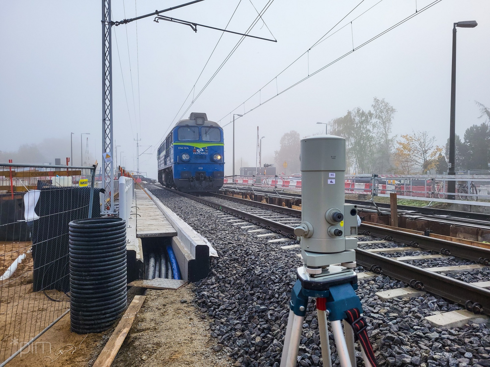 Galeria zdjęć przedstawia lokomotywę przejeżdżającą po nowym wiadukcie - grafika rozmowy