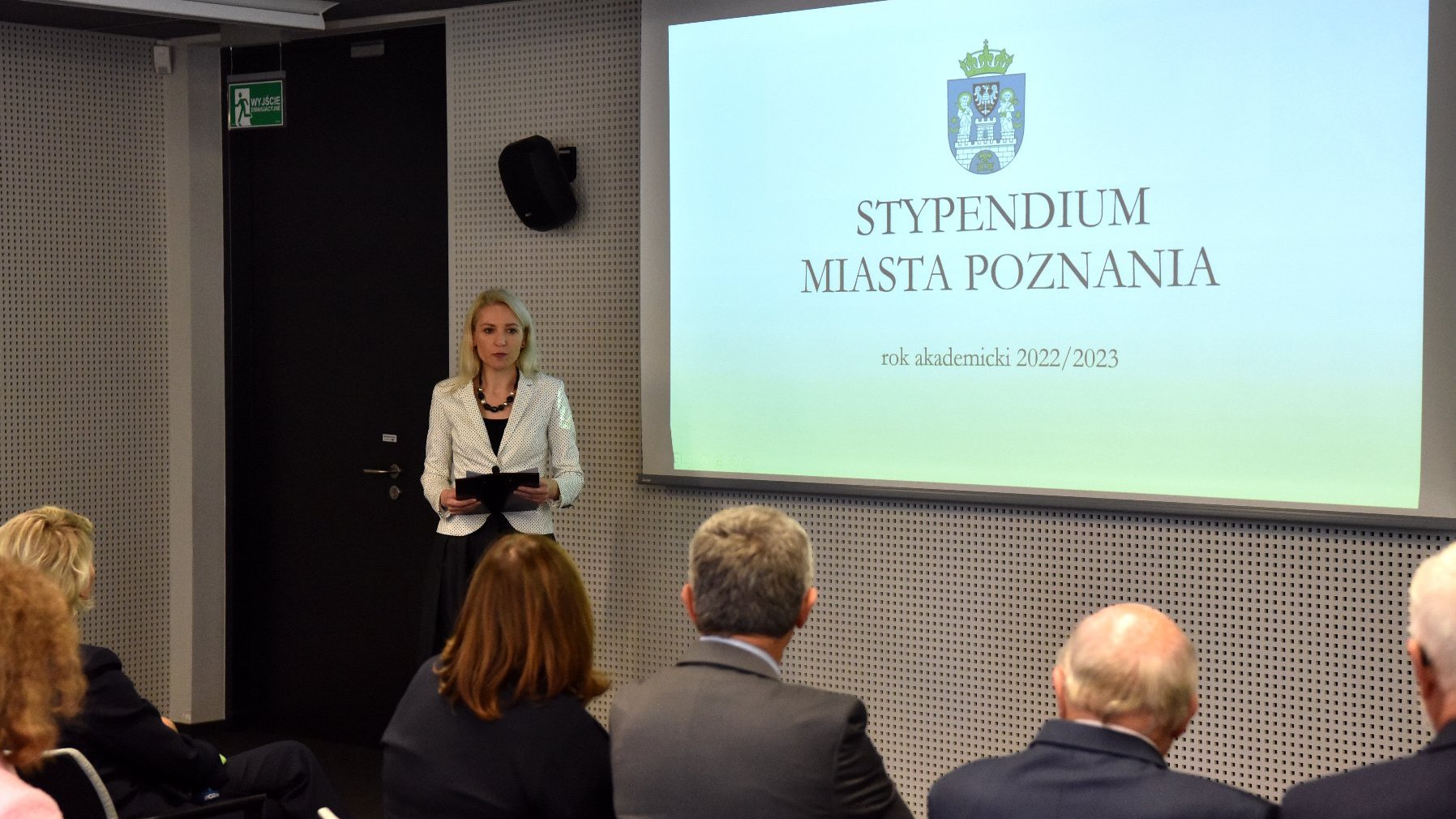 Galeria zdjęć z wręczania stypendium Miasta Poznania, na zdjęciach laureaci oraz władze miasta