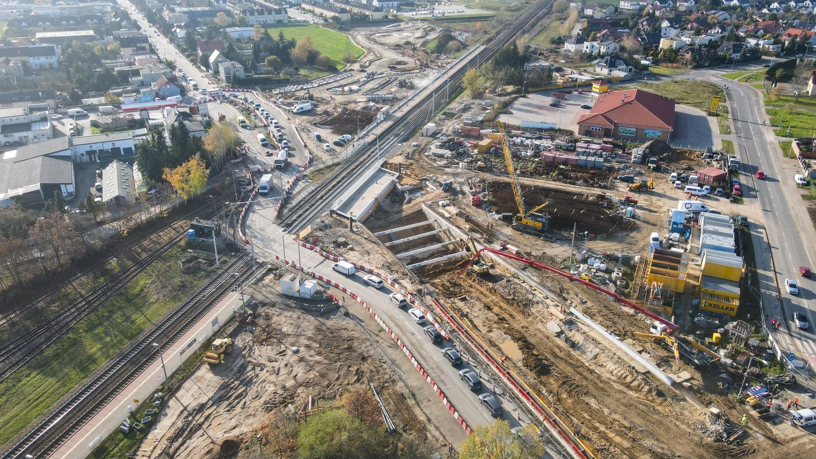 Na zdjęciu węzeł drogowy - plac budowy z lotu ptaka, w centrum biegną tory kolejowe