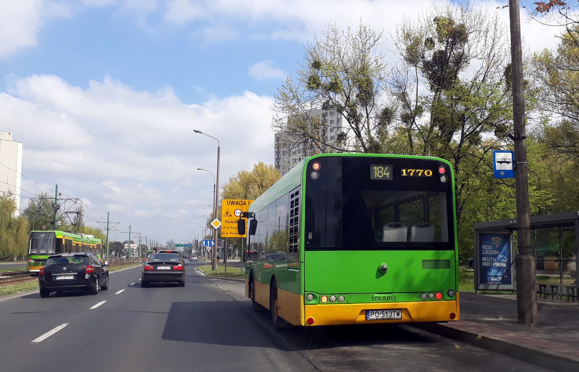 Zdjęcie poglądowe z autobusem na przystanku - grafika rozmowy