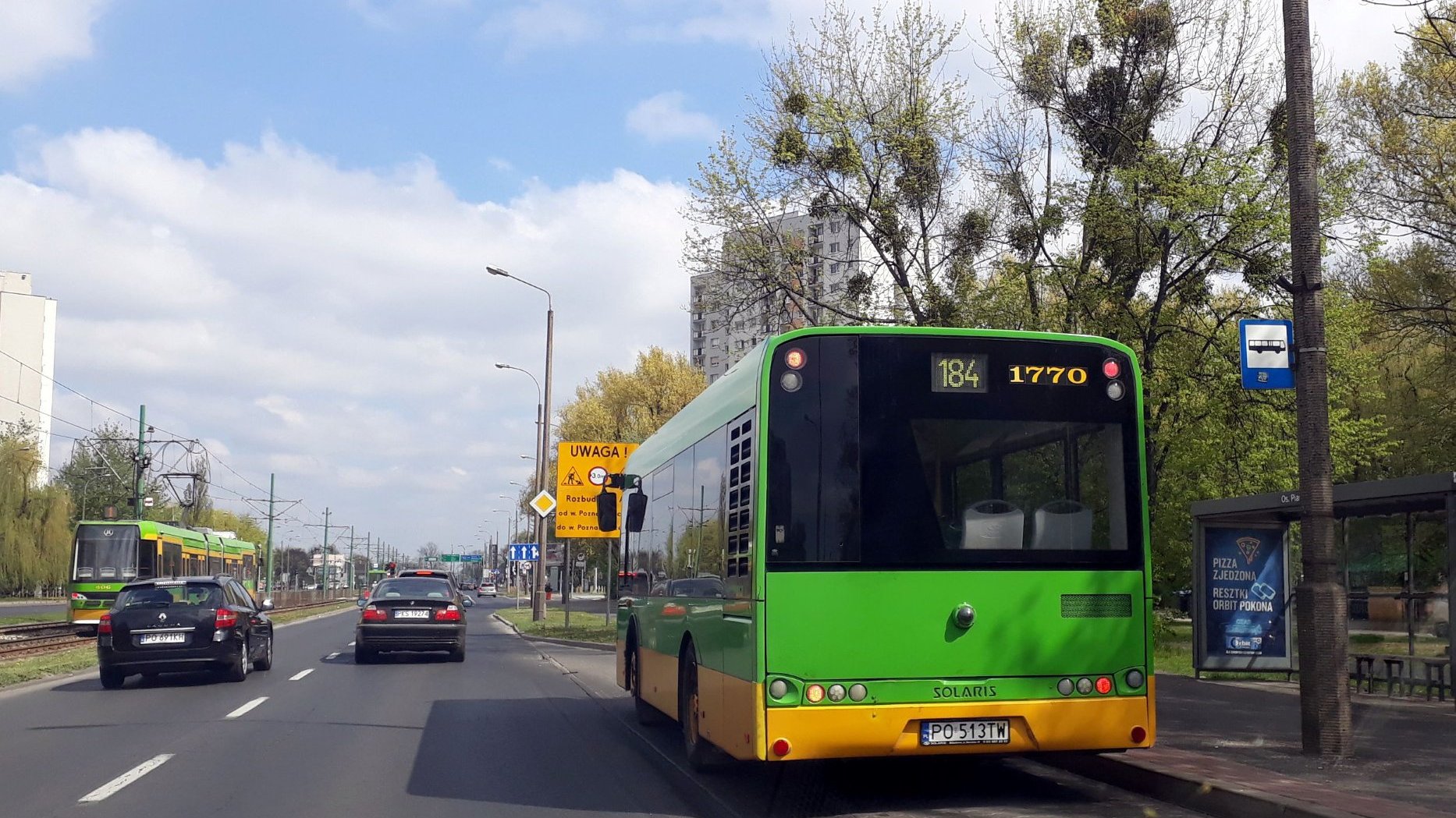 Zdjęcie poglądowe z autobusem na przystanku